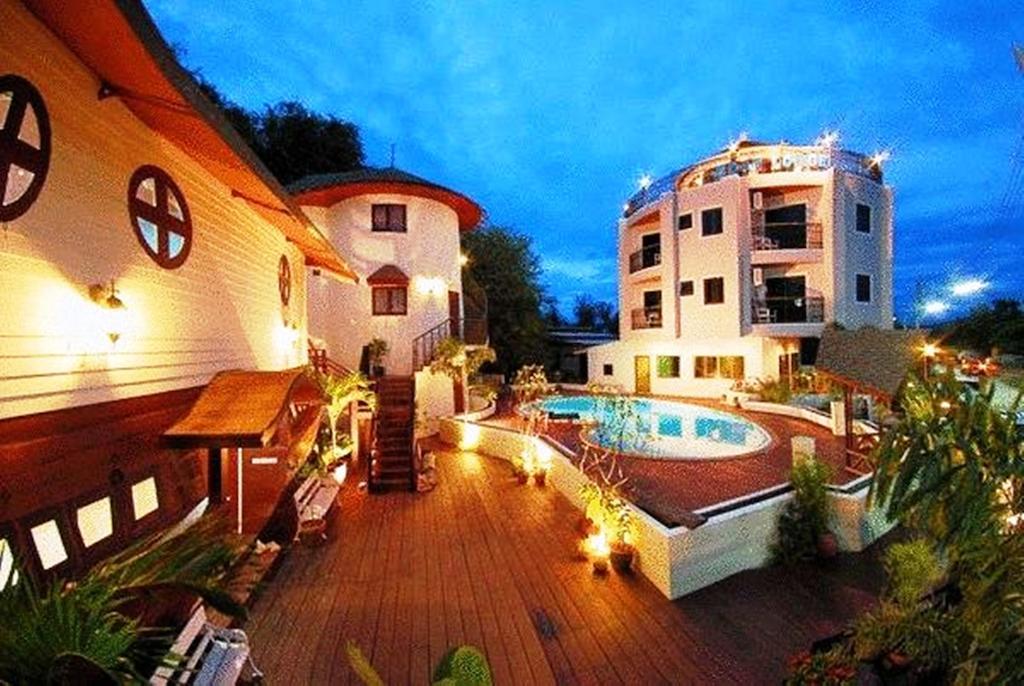 Boat Hotel Hua Hin