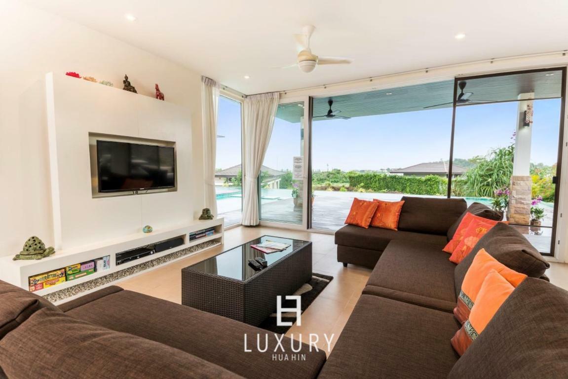 5 Bedroom Amazing Pool In Ts1 *