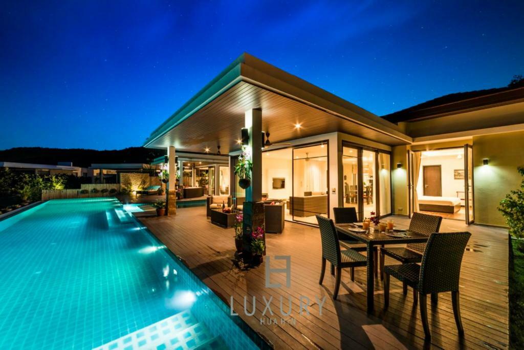 5 Bedroom Amazing Pool In Ts1