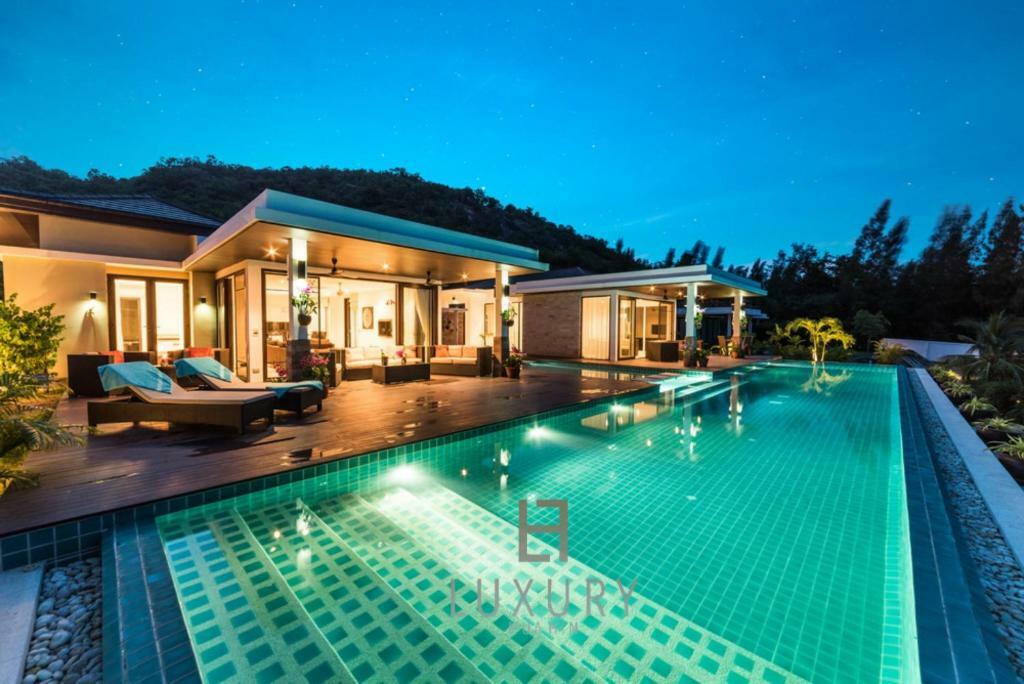 5 Bedroom Amazing Pool In Ts1