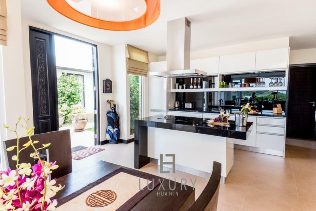 5 Bedroom Amazing Pool In Ts1 Hua Hin