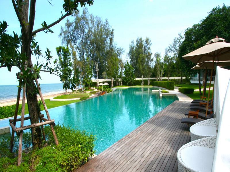 Luxury Beachfront Apartment *