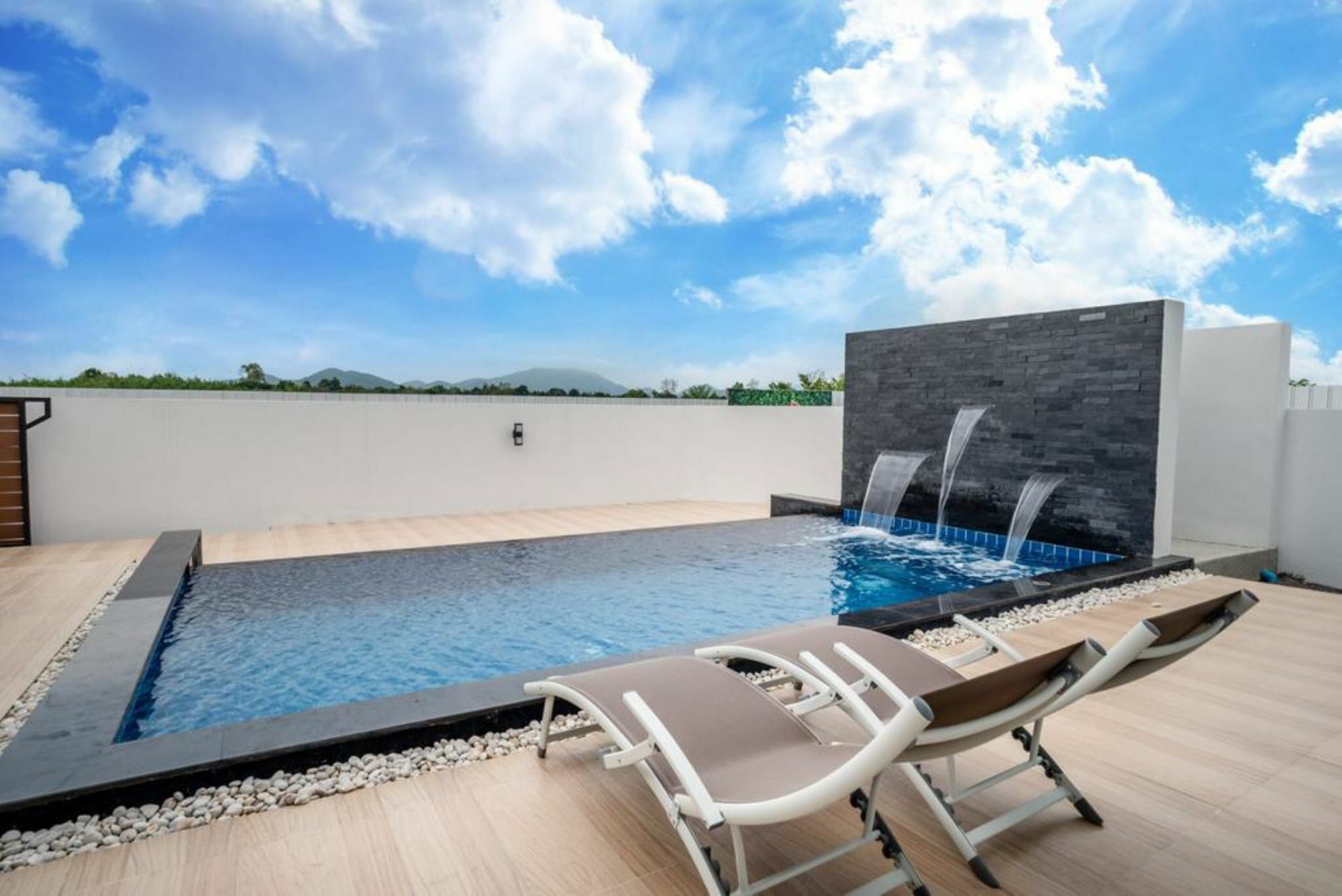 Guest house Le Leaf Pool 18 3*