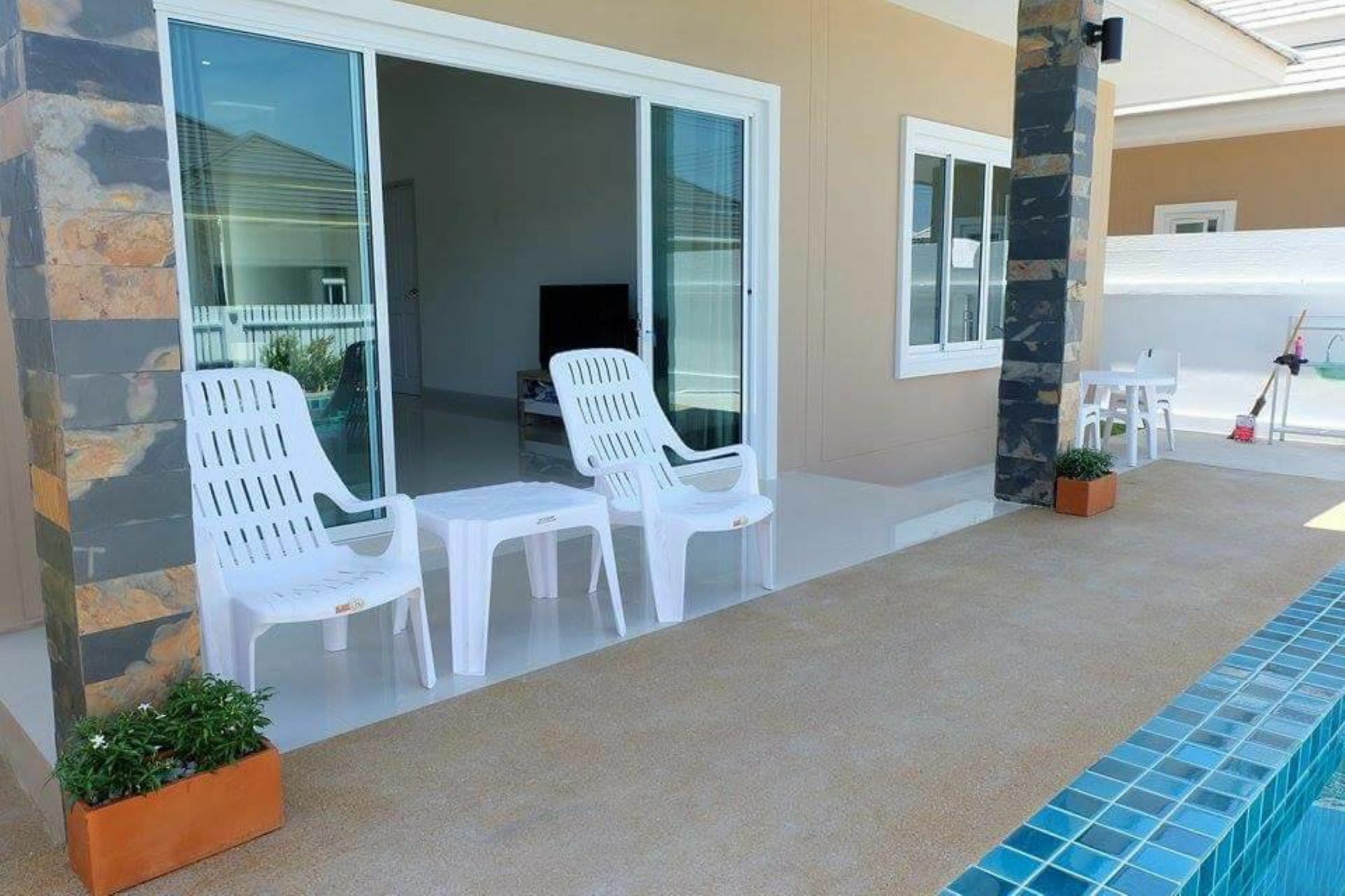 Mirarich Pool