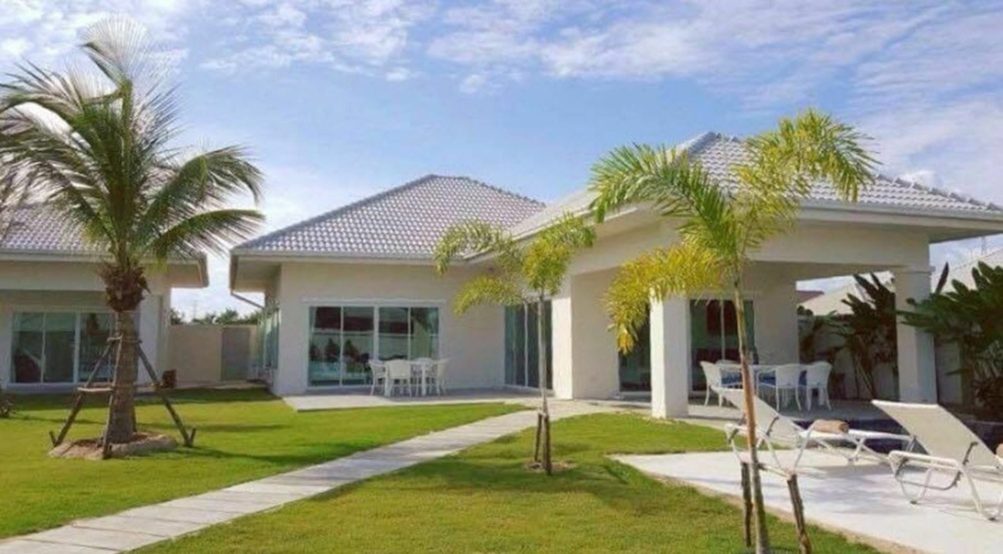 Pool With 4 Bedrooms L27 *