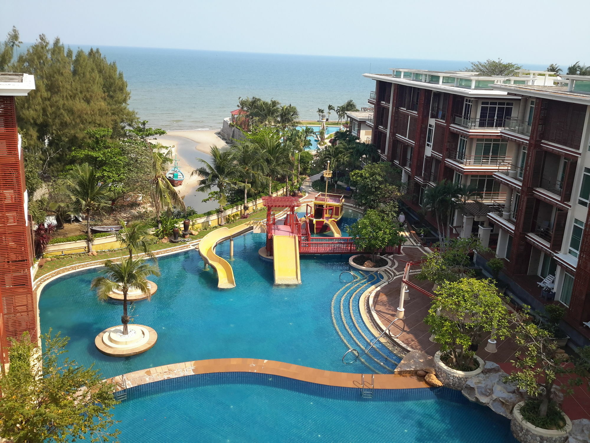 Beachfront Family Penthouse Apartment *