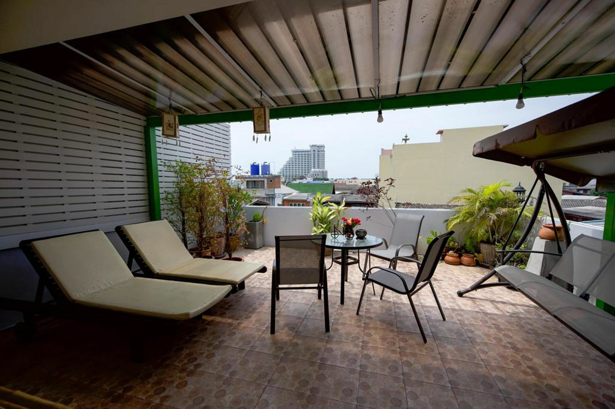 Rumah tetamu The Family Tree House 2*