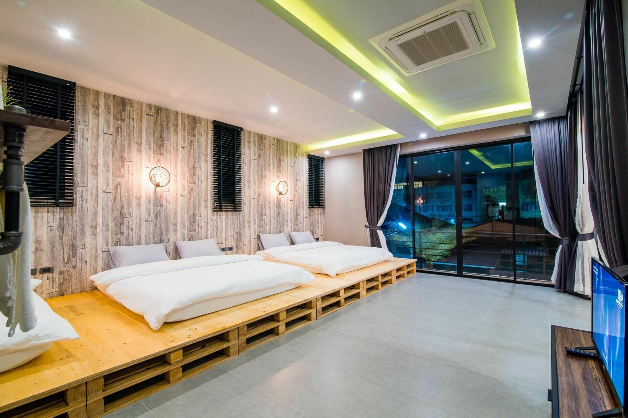 Rest House Pool Hotel *