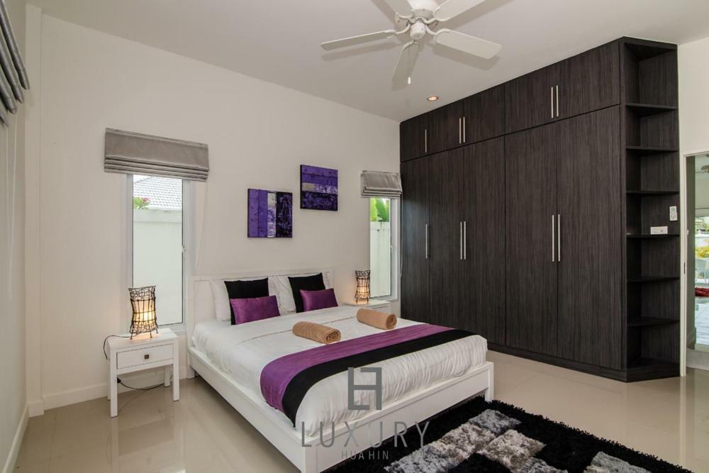 Pool With 4 Bedrooms L50