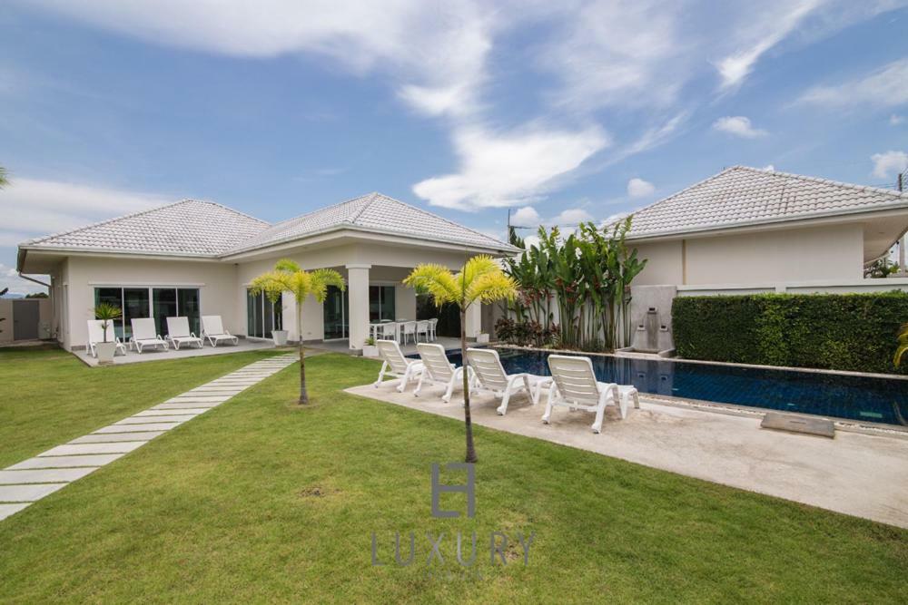 Pool With 4 Bedrooms L50