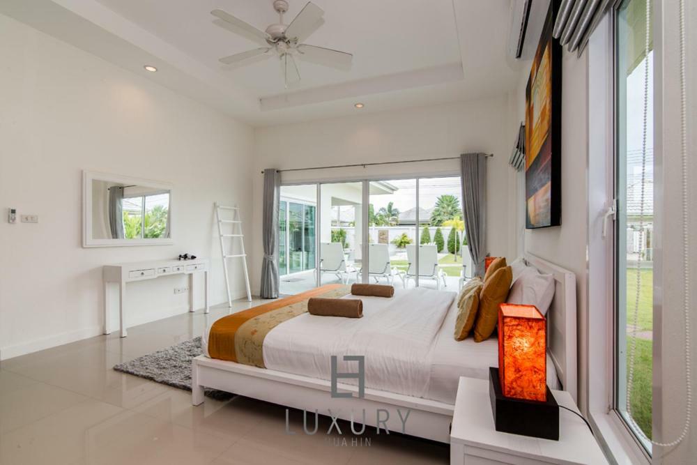 Pool With 4 Bedrooms L50