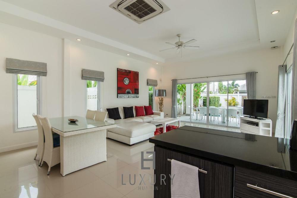Villa Pool With 4 Bedrooms L50 *