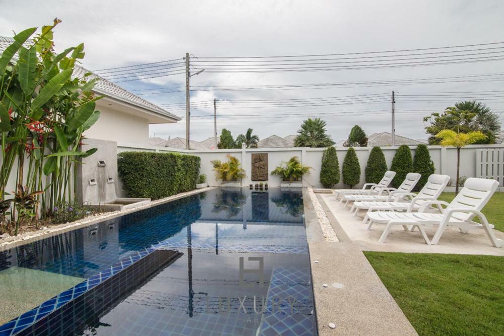 Pool With 4 Bedrooms L50 *