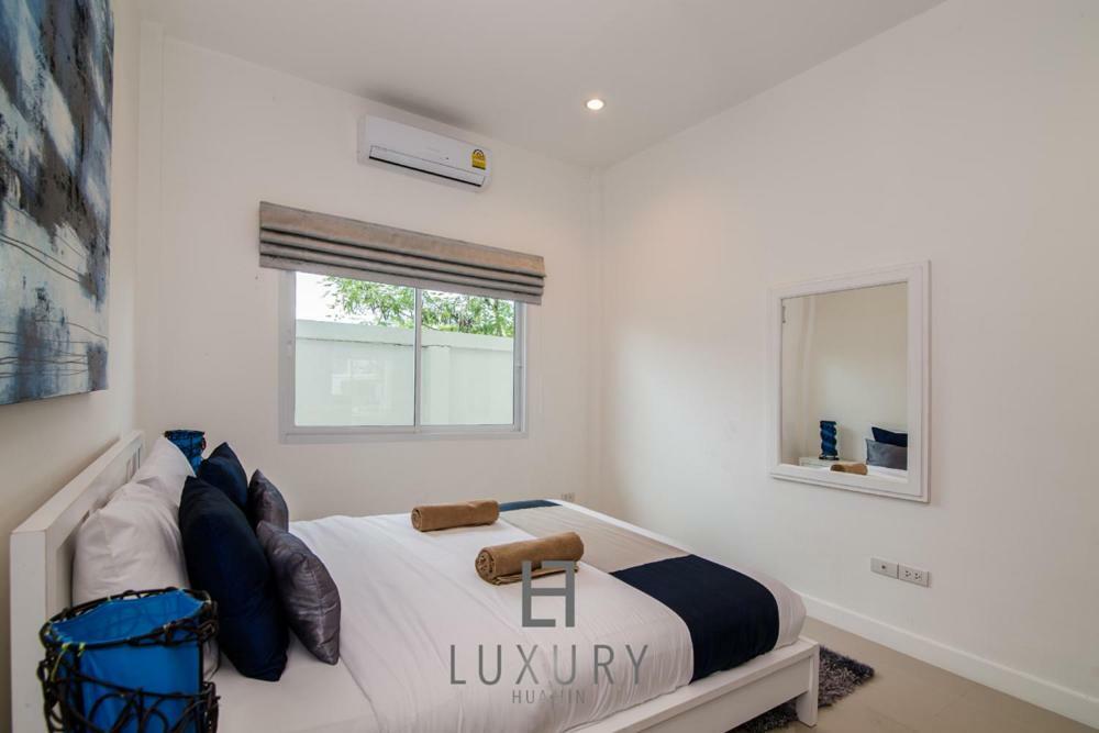 Villa Pool With 4 Bedrooms L50 *