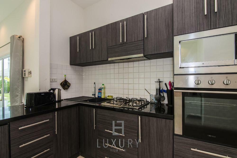 Villa Pool With 4 Bedrooms L50