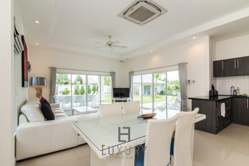 Pool With 4 Bedrooms L50 *