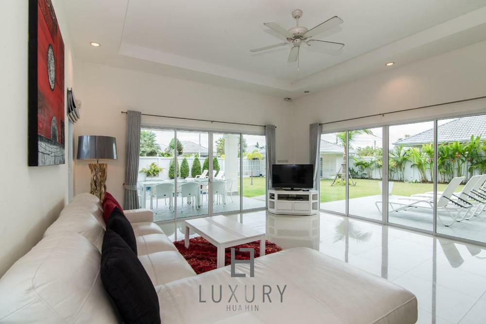 Villa Pool With 4 Bedrooms L50