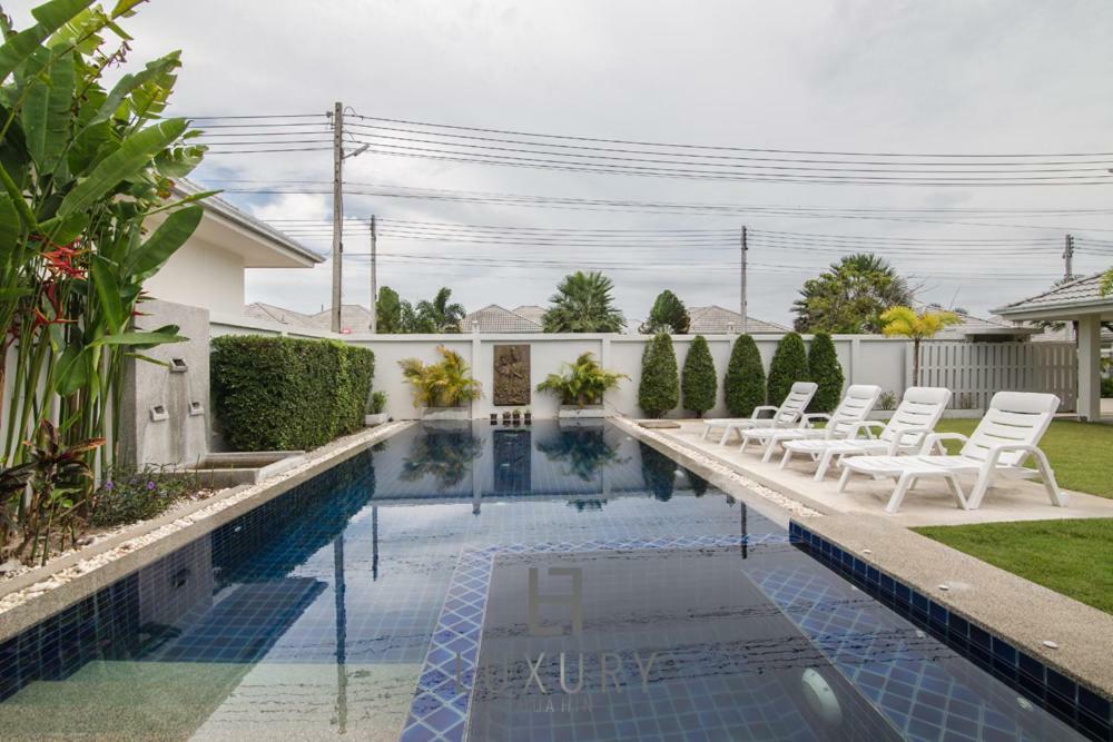 Villa Pool With 4 Bedrooms L50