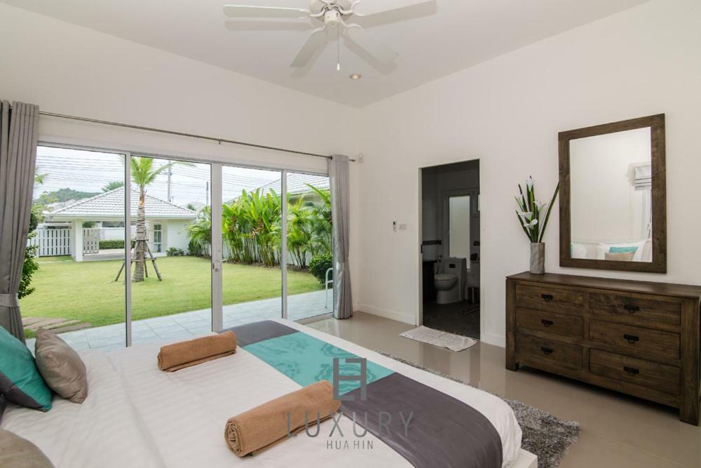 Pool With 4 Bedrooms L50 *