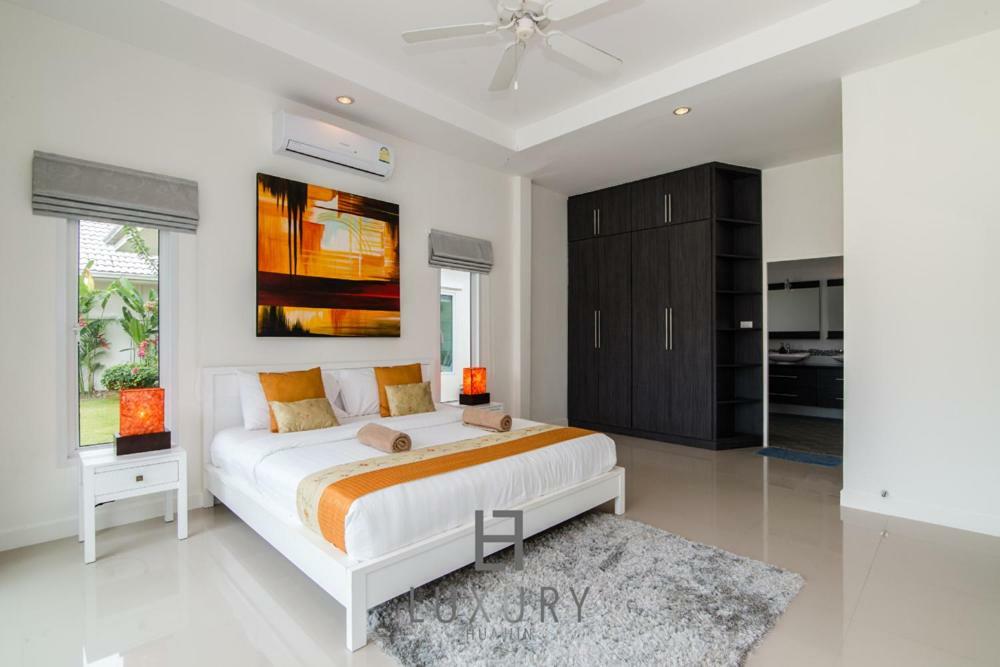 Pool With 4 Bedrooms L50