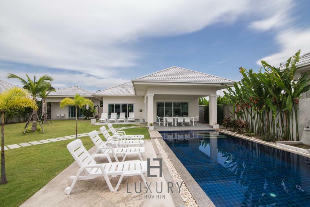 Villa Pool With 4 Bedrooms L50