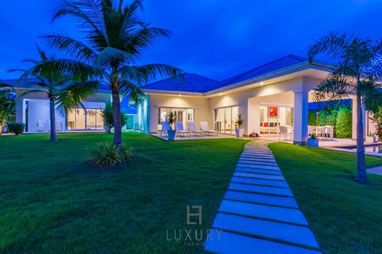 Pool With 4 Bedrooms L50