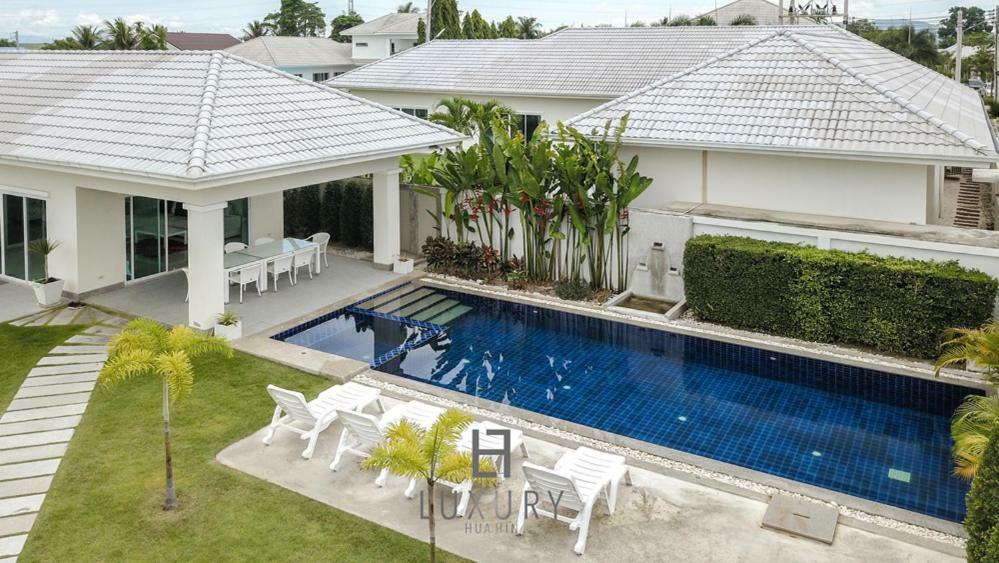 Villa Pool With 4 Bedrooms L50
