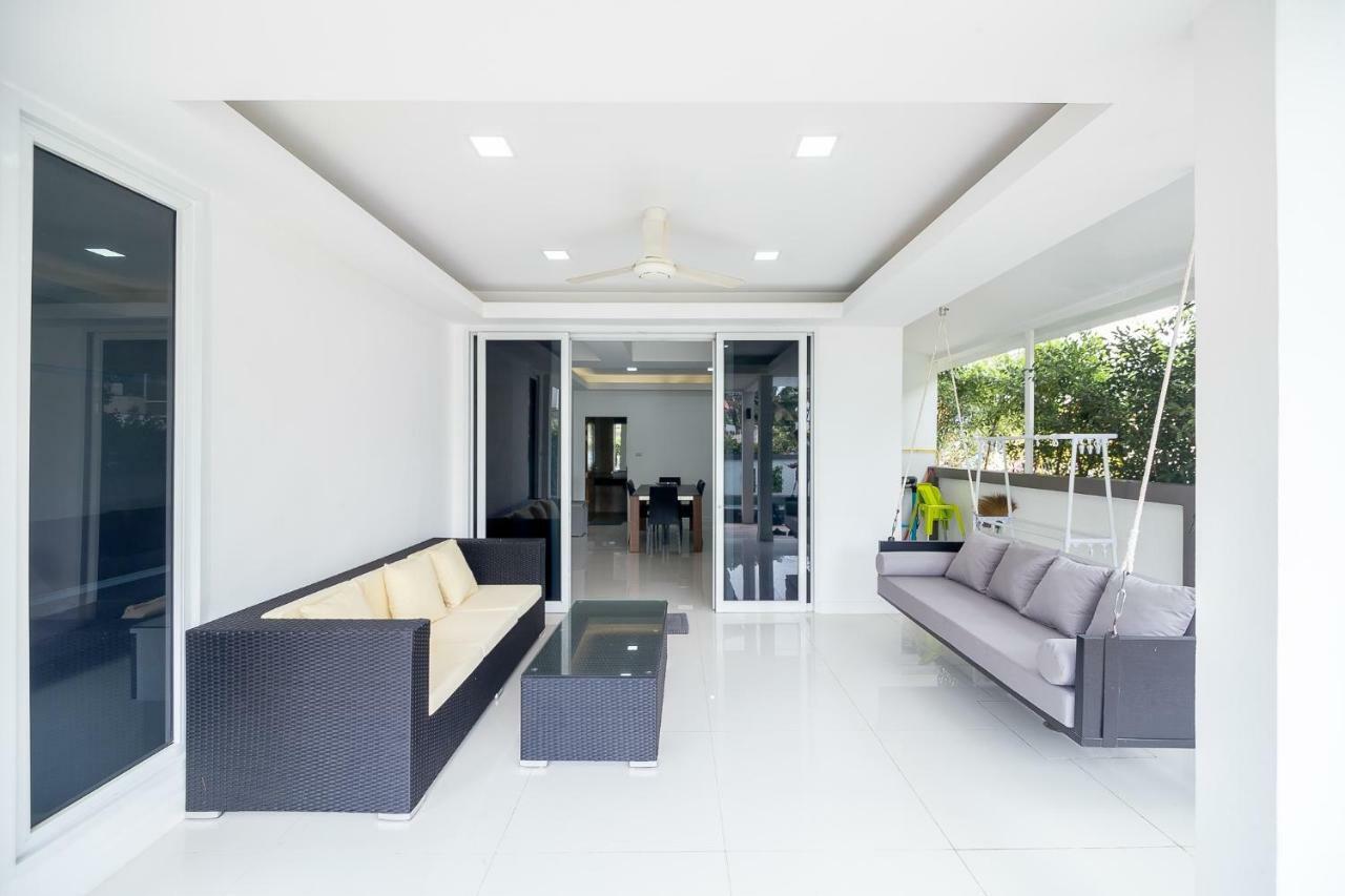 Modern Pool House * HHQ
