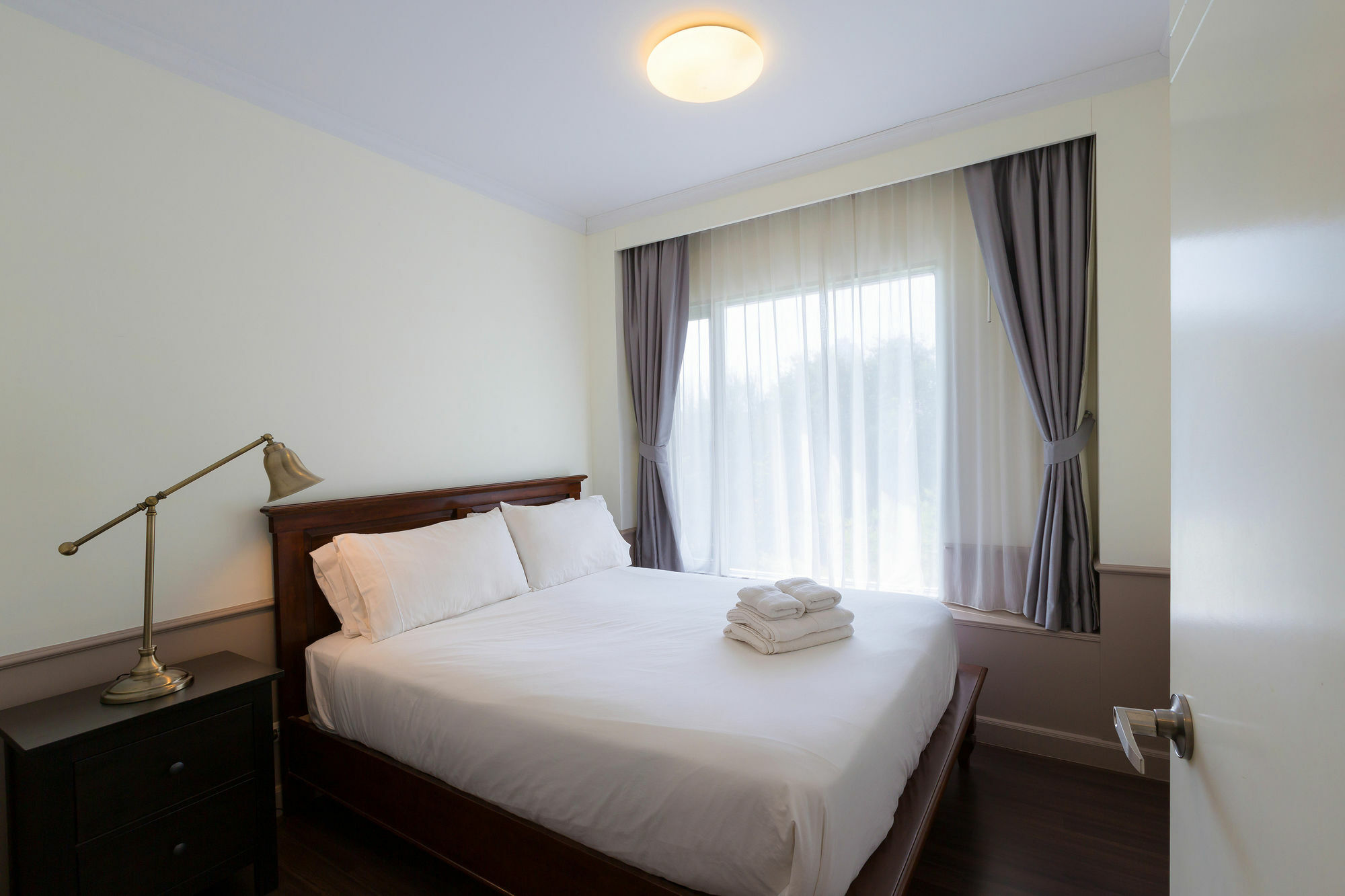 Căn hộ Baan Sanploen Beachfront *