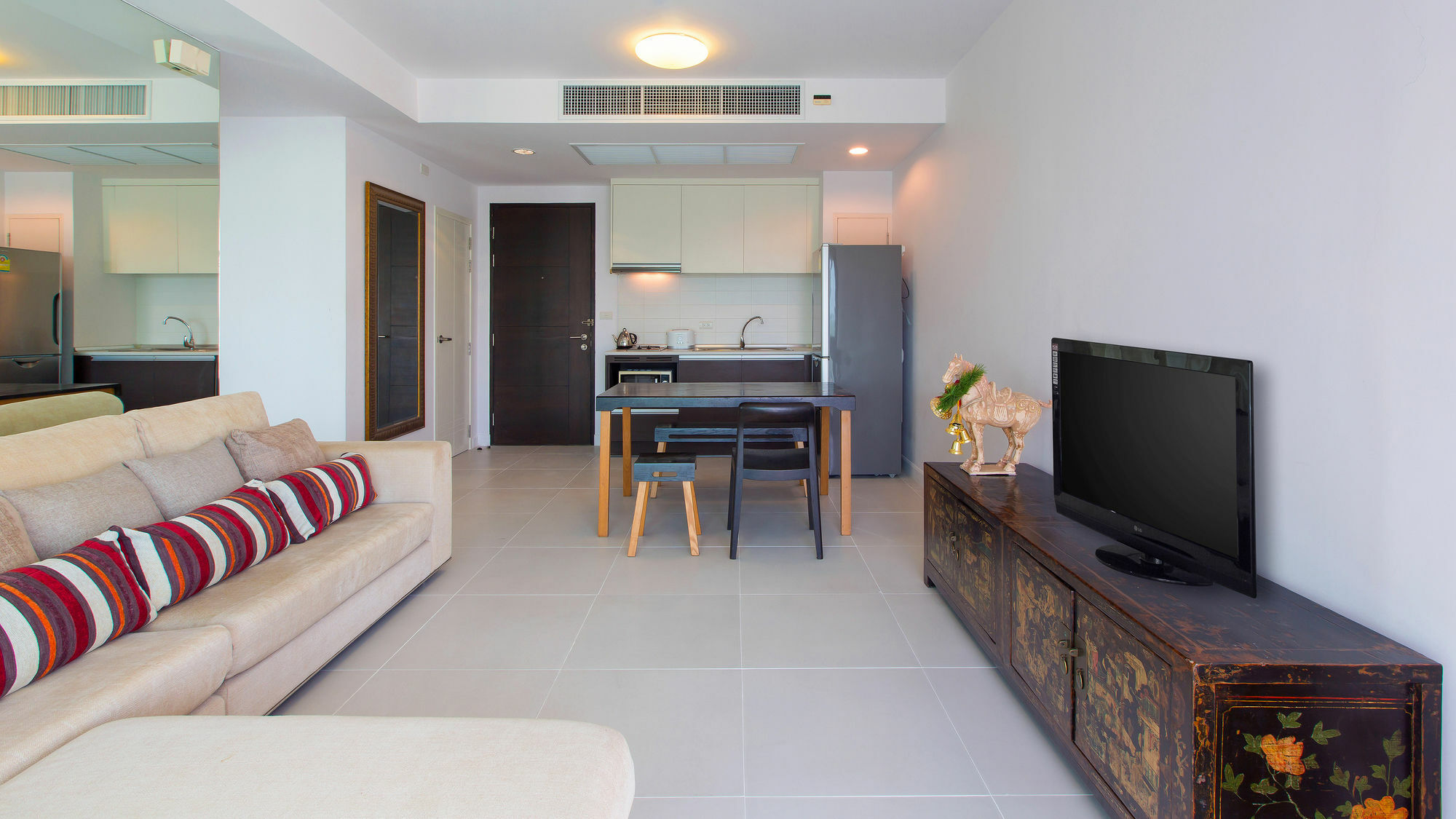 Căn hộ Baan Sanploen Beachfront *
