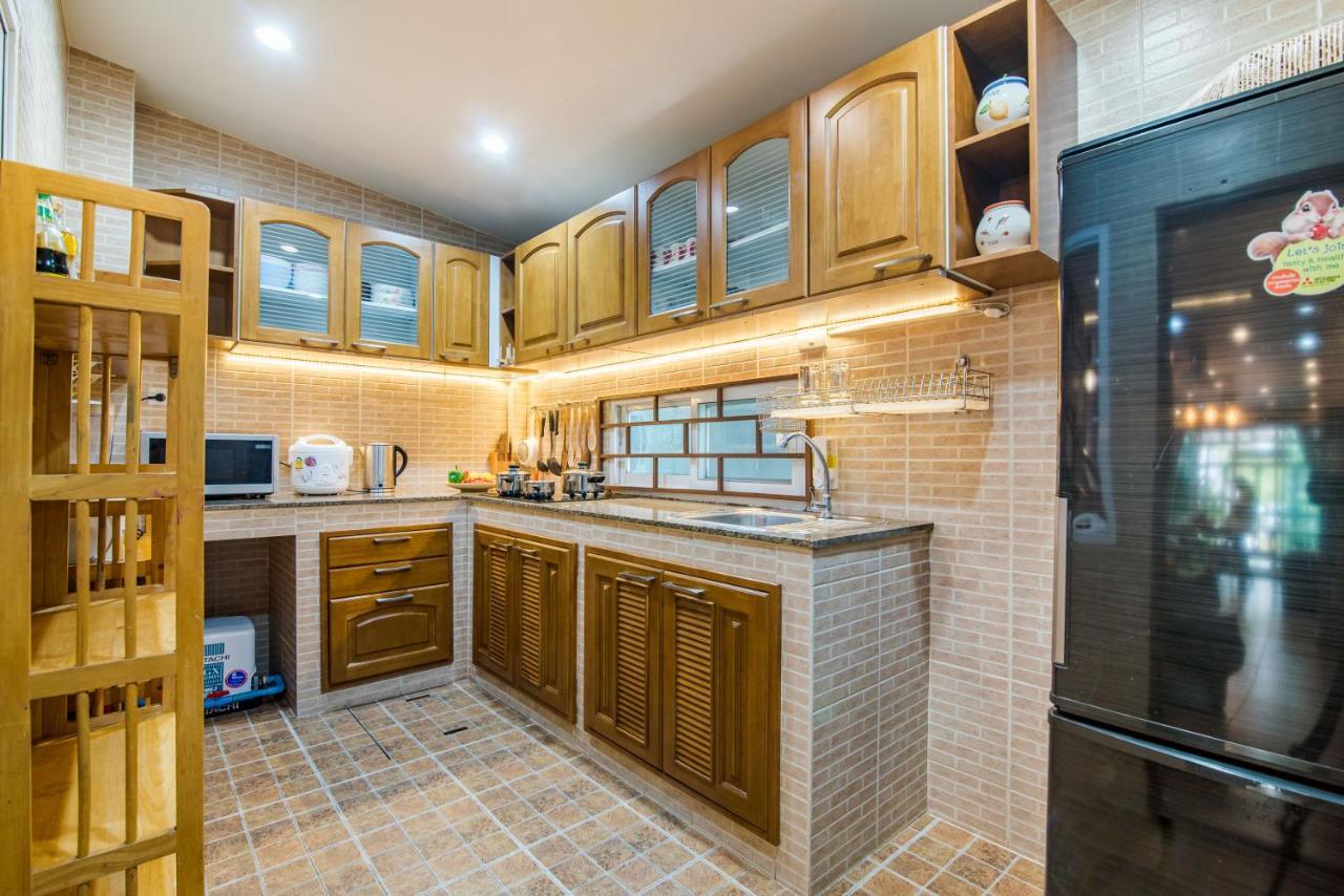 Super Townhouse In Center, 10 Minutes Walk To Beach, Night Market ... Holiday home *