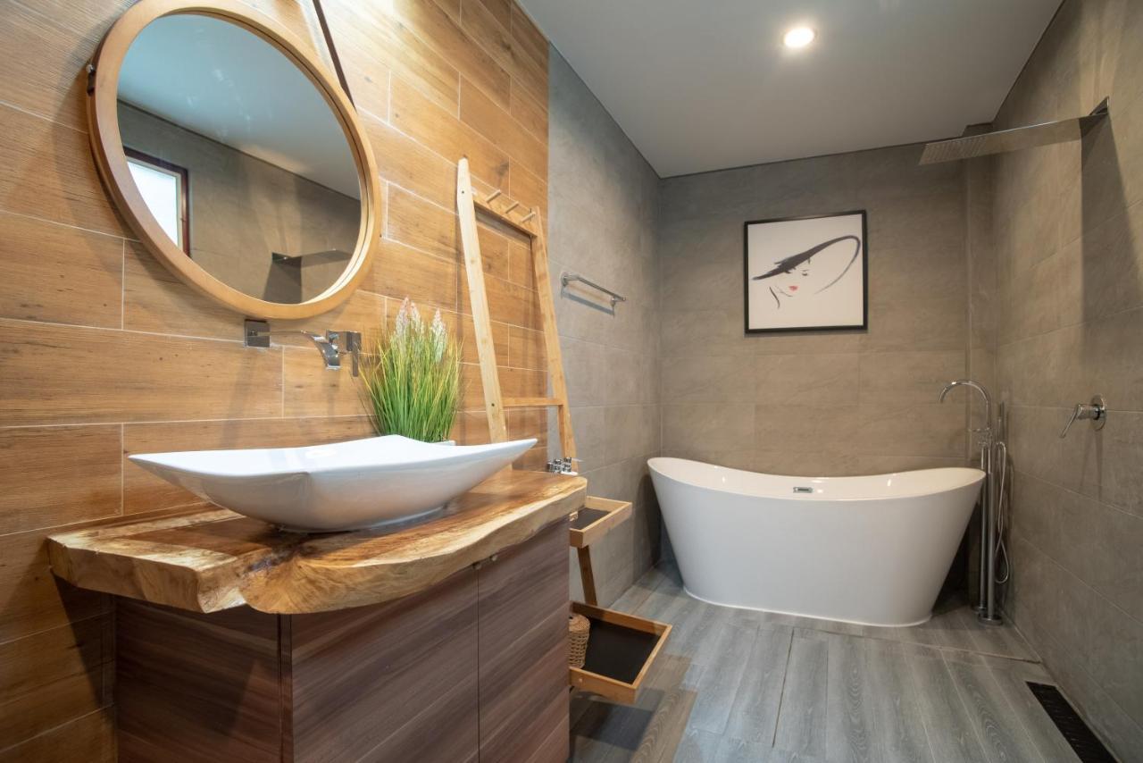 & Luxury Pool With Bathtub Resort *