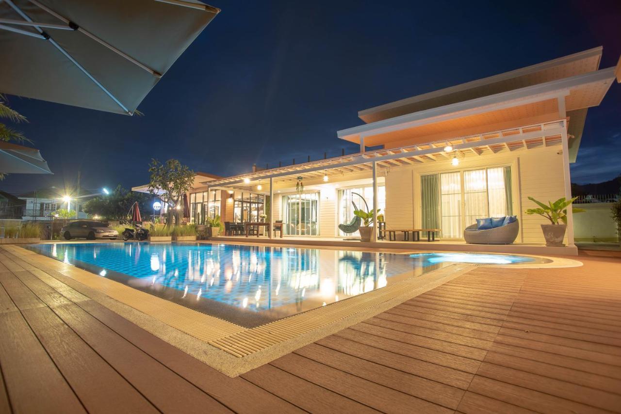 & Luxury Pool With Bathtub Resort