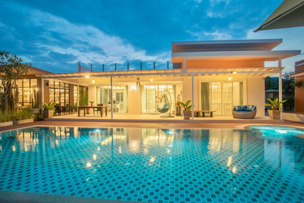 & Luxury Pool With Bathtub Resort *