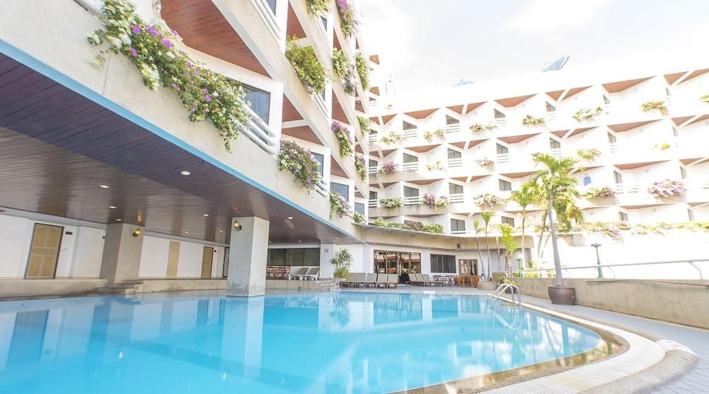 City Beach Resort 3*