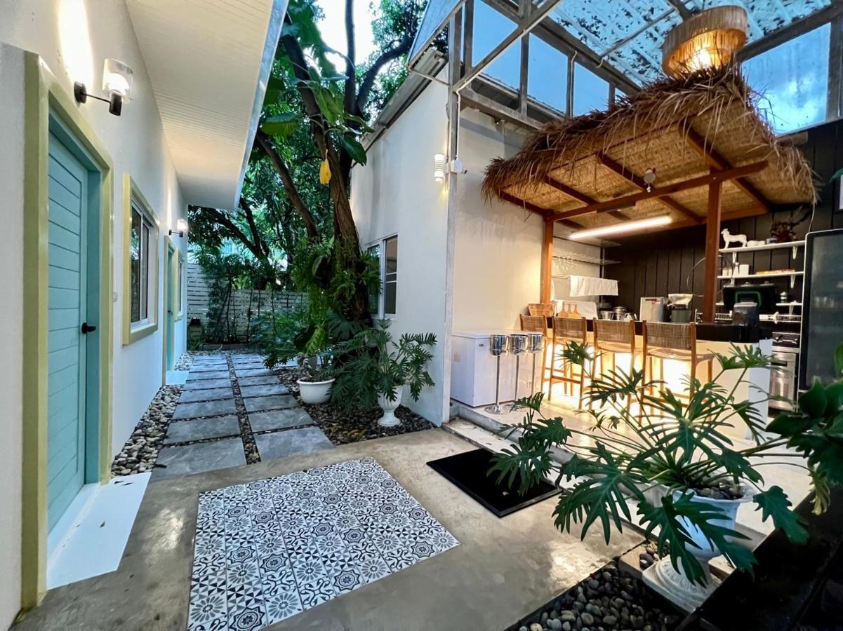 Rumah tetamu Warm White House