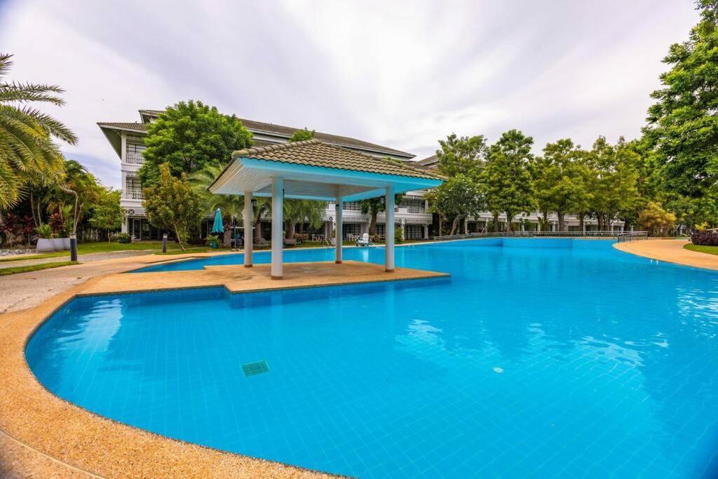 4 Bedroom Townhouse In Great Location! *