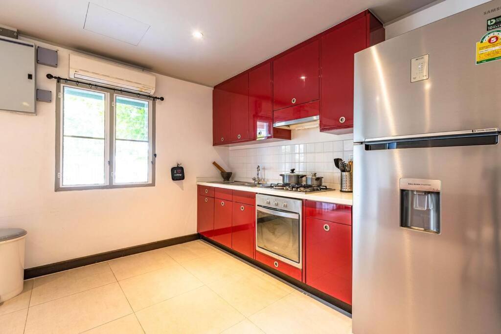 4 Bedroom Townhouse In Great Location! *