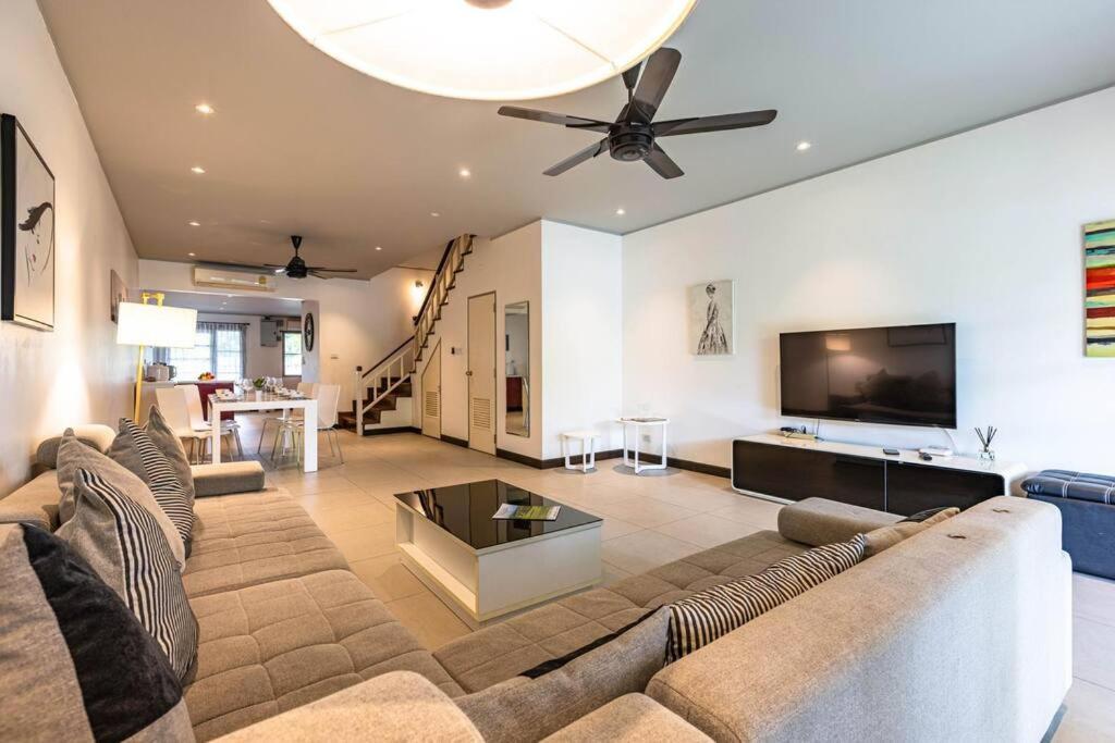4 Bedroom Townhouse In Great Location! Holiday home