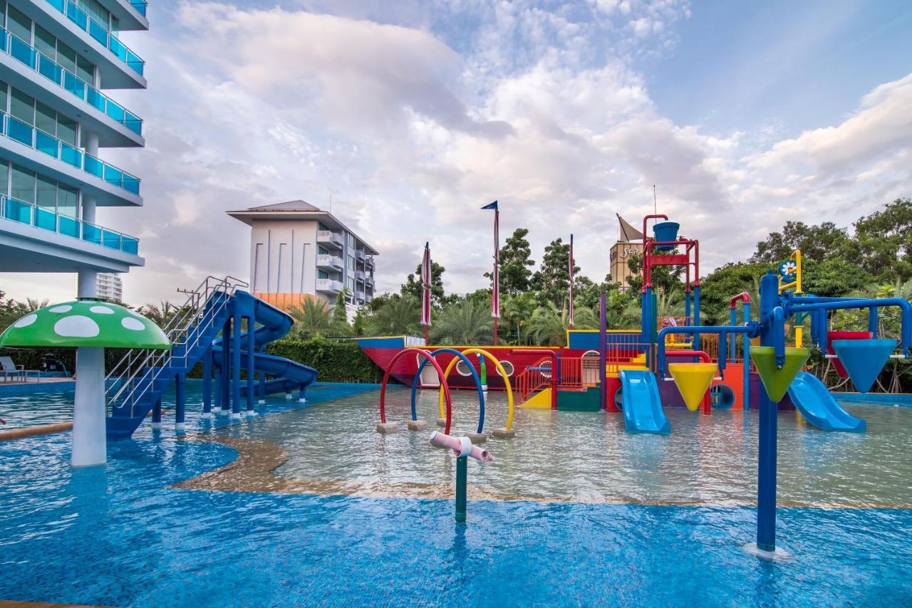 Casa de hóspedes Family Condo: 3-bedroom Waterpark Oasis Near Cicada Market HHQ