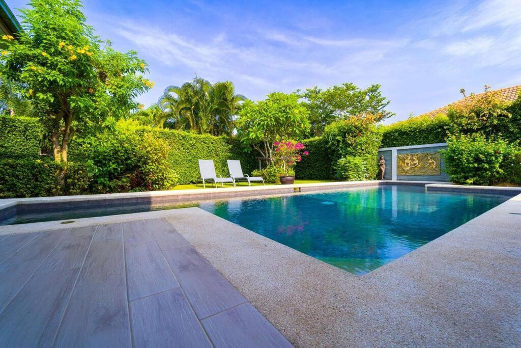 Modern 3 Bedroom Pool - Mr54