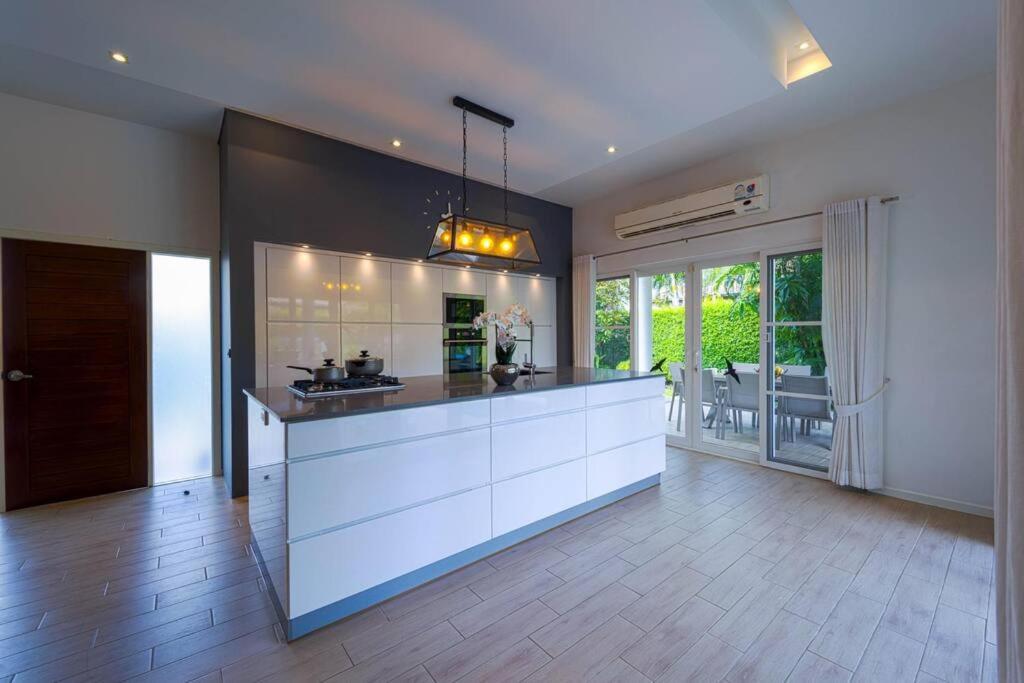 Holiday home Modern 3 Bedroom Pool - Mr54 *