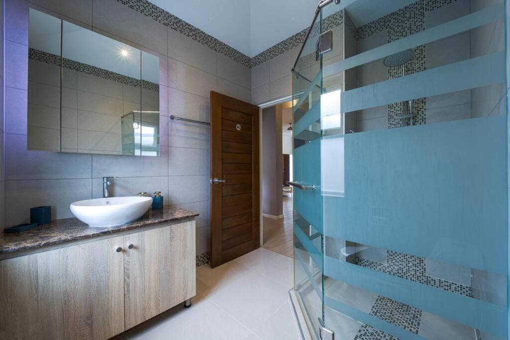 Holiday home Modern 3 Bedroom Pool - Mr54