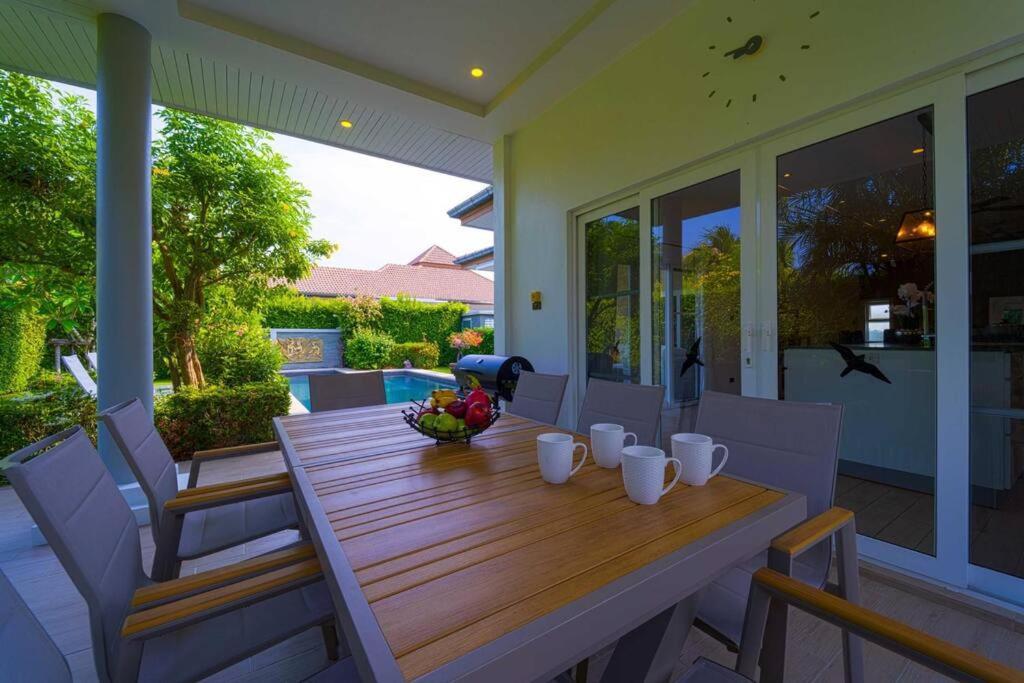 Modern 3 Bedroom Pool - Mr54