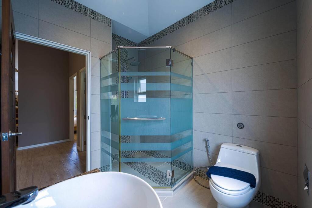 Holiday home Modern 3 Bedroom Pool - Mr54