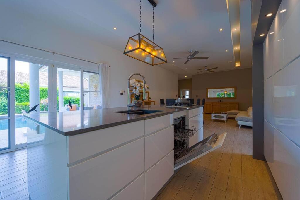 Holiday home Modern 3 Bedroom Pool - Mr54
