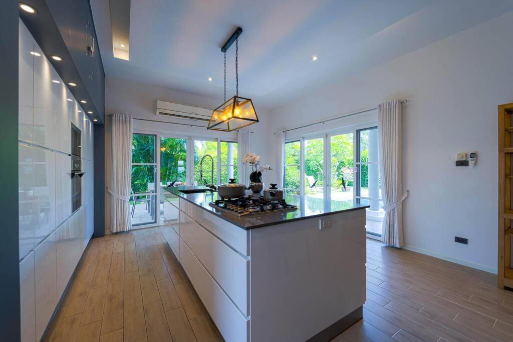 Modern 3 Bedroom Pool - Mr54 Holiday home *