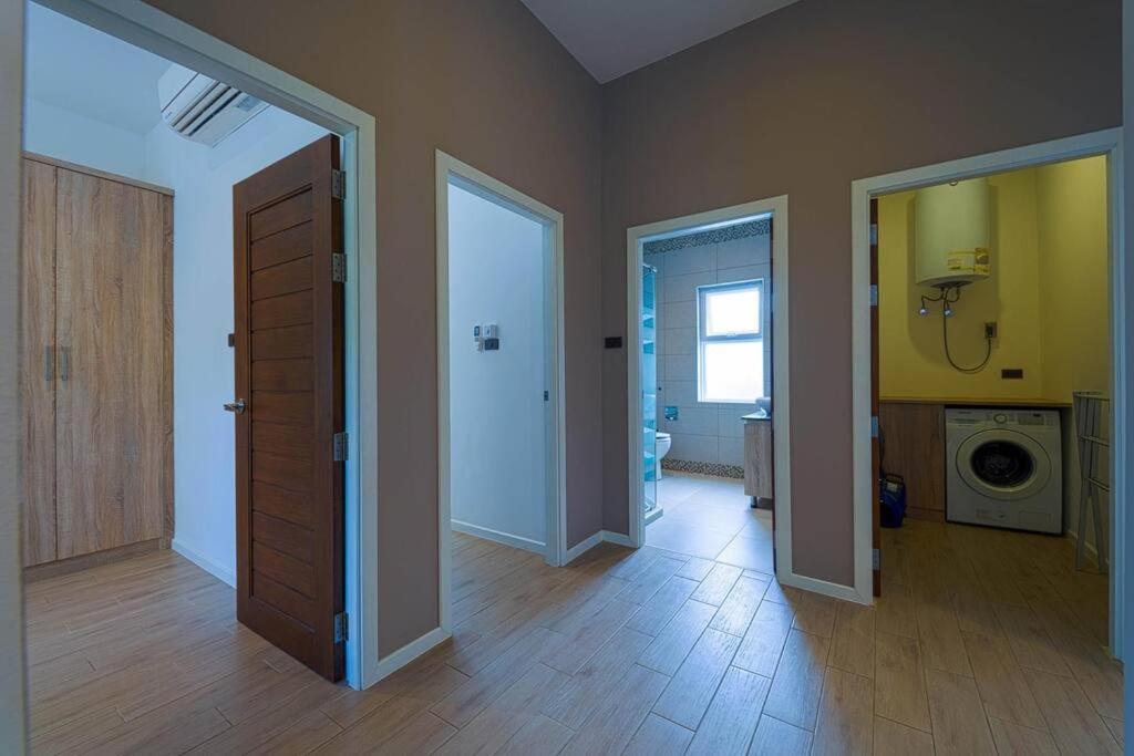 Modern 3 Bedroom Pool - Mr54