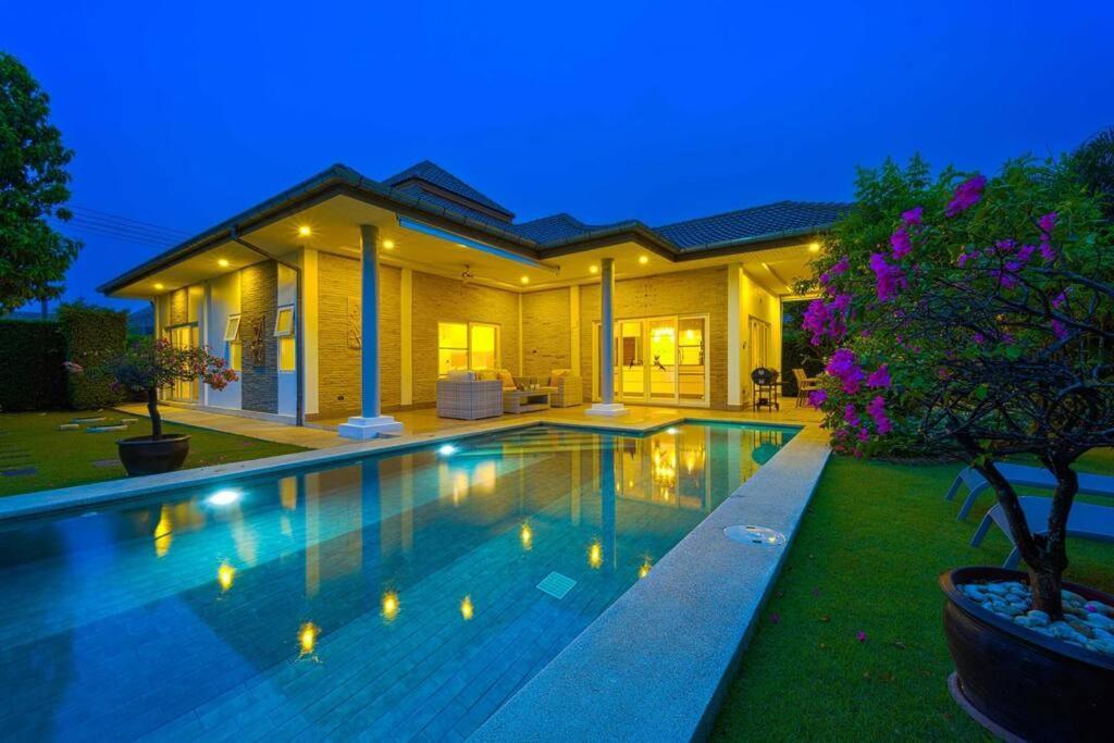 Modern 3 Bedroom Pool - Mr54
