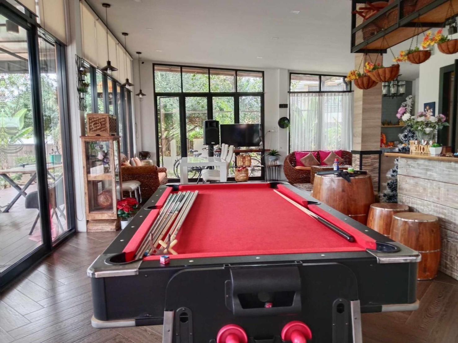 & Luxury Pool With Bathtub